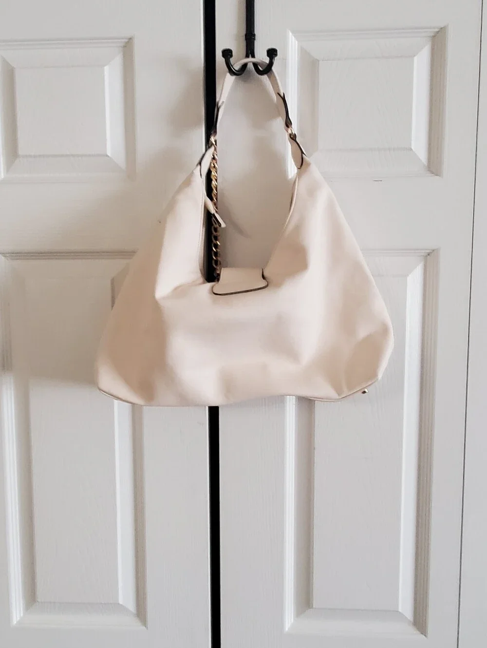 JUICY COUTURE ROYAL CREST HOBO BAG. SOFT WHITE. GOLD TONE CHAIN.